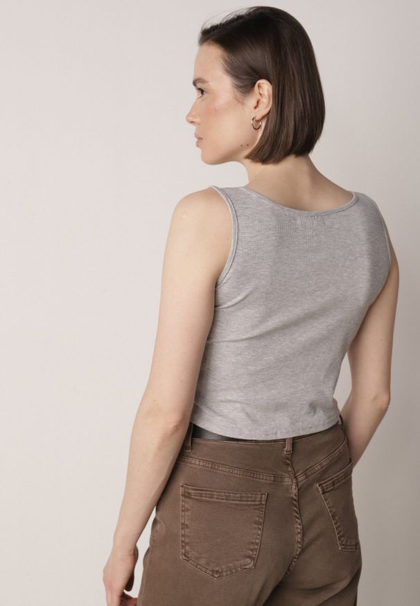 Born2be - Szary Prążkowany Top na Szerokich Ramiączkach z Bawełny Zdobiony Guzikami Bernella. Okazja: na spacer. Kolor: szary. Materiał: prążkowany, bawełna. Długość rękawa: na ramiączkach. Wzór: aplikacja. Sezon: lato, zima. Styl: elegancki