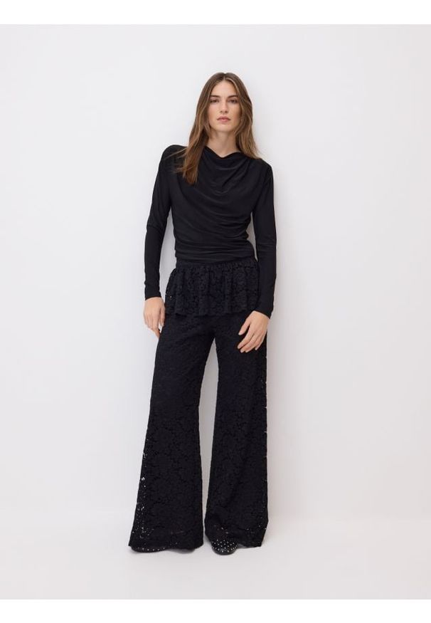 Reserved - Koronkowe spodnie z baskinką - czarny. Kolor: czarny. Materiał: koronka
