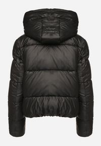 Born2be - Czarna Prosta Kurtka Pikowana z Kapturem i Kieszeniami Mirilda. Okazja: na co dzień. Typ kołnierza: kaptur. Kolor: czarny. Materiał: jeans, tkanina. Długość rękawa: długi rękaw. Długość: długie. Sezon: zima. Styl: elegancki, casual #6