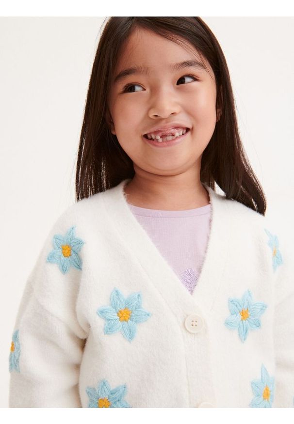 Reserved - Kardigan w kwiaty - złamana biel. Materiał: dzianina. Długość: krótkie. Wzór: kwiaty