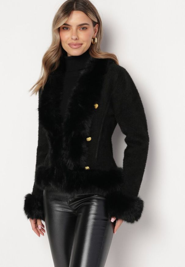 Born2be - Czarna Wiskozowa Kurtka Ozdobiona Puchatym Futerkiem i Biżuteryjnymi Guzikami Radona. Kolor: czarny. Materiał: wiskoza, futro. Wzór: aplikacja