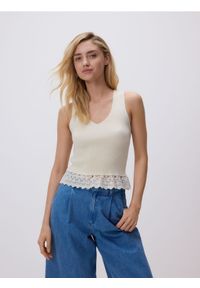 Reserved - Bluzka z falbanką - kremowy. Kolor: kremowy. Materiał: wiskoza, dzianina