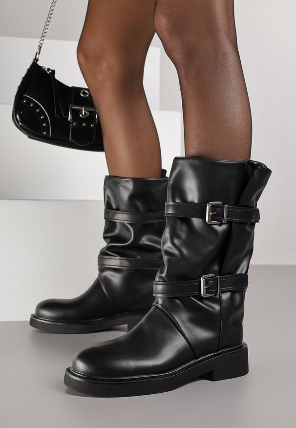Renee - Czarne Botki Biker Boots z Marszczoną Cholewką i Paskami ze Sprzączkami Sinesa. Okazja: na imprezę, na co dzień. Zapięcie: pasek. Kolor: czarny. Materiał: skóra. Szerokość cholewki: normalna. Styl: casual, elegancki