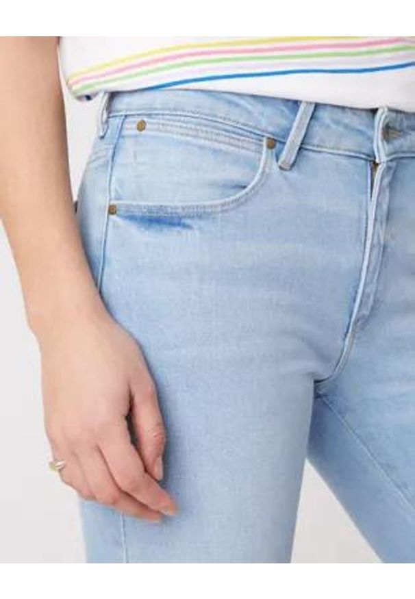 Wrangler - SPODNIE DAMSKIE WRANGLER SLIM CLEAR BLUE W28LZH280 112128452