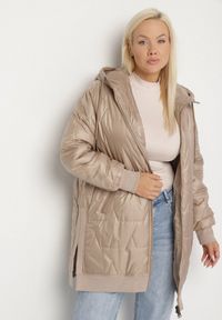 Born2be - Beżowa Kurtka z Pikowanymi Przeszyciami i Kapturem Zarimelia. Okazja: na co dzień. Kolekcja: plus size. Kolor: beżowy. Materiał: jeans. Styl: klasyczny, sportowy, casual, elegancki #7