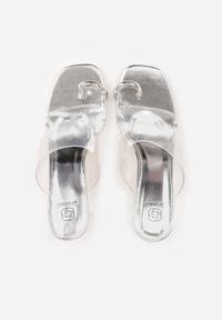 Renee - Srebrne Klapki z Ozdobą na Duży Palec z Transparentnymi Elementami Wylinney. Kolor: srebrny. Materiał: jeans. Wzór: aplikacja. Sezon: lato. Styl: elegancki #8