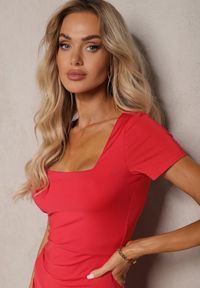 Renee - Czerwona Sukienka Midi z Kwadratowym Dekoltem i Drapowaniem Charloti. Typ kołnierza: dekolt kwadratowy. Kolor: czerwony. Materiał: dzianina. Sezon: lato. Długość: midi