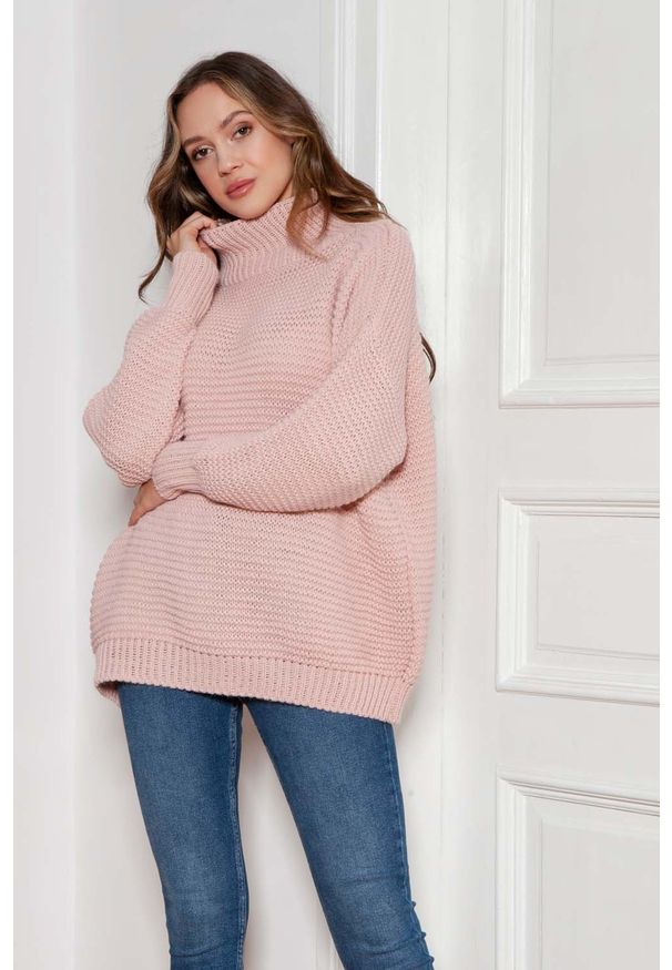 Lanti - Oversizowy Sweter z Luźnym Golfem - Różowy. Typ kołnierza: golf. Kolor: różowy. Materiał: wełna, akryl, poliamid
