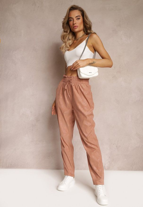 Renee - Ciemnoróżowe Bawełniane Spodnie z Gumką w Pasie Caddilia. Stan: podwyższony. Kolor: różowy. Materiał: bawełna