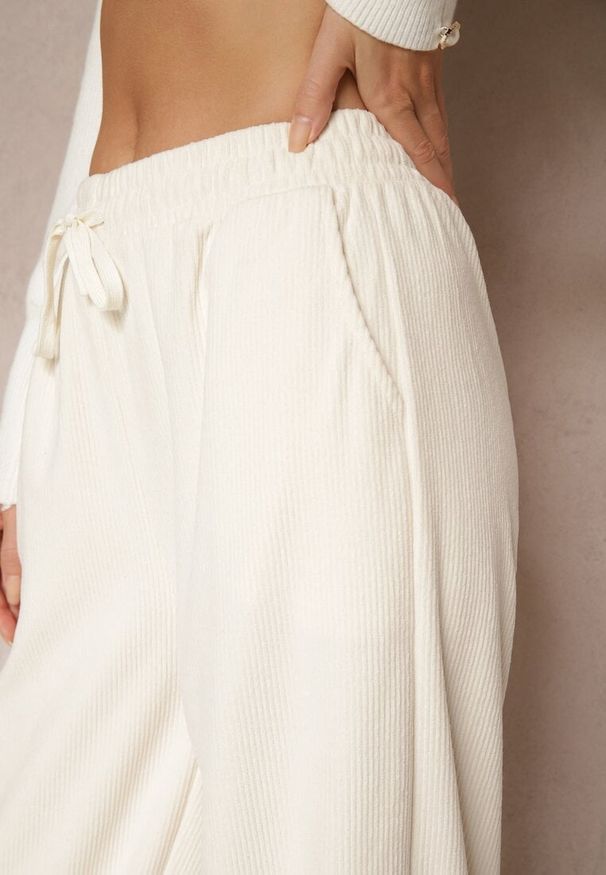 Renee - Białe Spodnie o Szerokim Kroju High Waist z Wiązaniem w Pasie Ettianne. Okazja: na co dzień. Stan: podwyższony. Kolor: biały. Styl: elegancki, casual