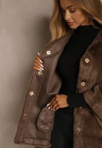 Renee - Brązowe Futerkowe Ponczo Ozdobione Paskiem Monareva. Okazja: na co dzień. Kolor: brązowy. Materiał: jeans. Wzór: aplikacja. Styl: casual, elegancki #5