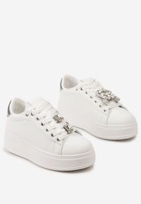 Born2be - Biało-Srebrne Sneakersy na Platformie z Odpinanymi Zawieszkami Przy Sznurówkach Harhi. Zapięcie: sznurówki. Kolor: biały. Materiał: jeans, bawełna. Obcas: na platformie #2