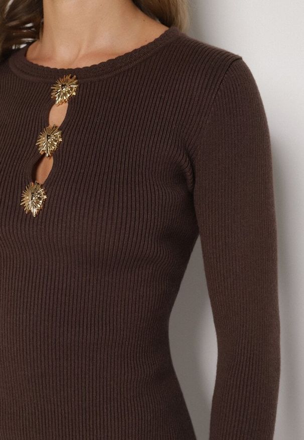 Born2be - Brązowa Dopasowana Sukienka z Prążkowanej Dzianiny z Wiskozą z Aplikacjami Tusmana. Kolor: brązowy. Materiał: dzianina, prążkowany, wiskoza. Wzór: aplikacja. Styl: elegancki