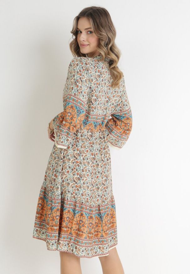 Born2be - Beżowa Rozkloszowana Sukienka w Kwiaty z Wiskozy Ściągana w Pasie Lennyn. Kolor: beżowy. Materiał: wiskoza. Wzór: kwiaty. Sezon: wiosna, jesień