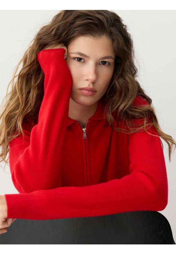 Reserved - Wełniany sweter z kołnierzykiem - czerwony. Kolor: czerwony. Materiał: wełna