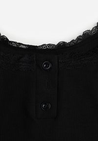 Renee - Czarny Bawełniany Top z Koronką i Guzikami przy Dekolcie Berinde. Okazja: na co dzień. Kolor: czarny. Materiał: bawełna, koronka. Wzór: koronka. Styl: casual, elegancki #3