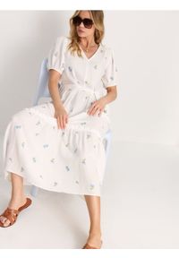 Sinsay - Bawełniana sukienka midi z haftowanymi kwiatami - wielobarwny. Materiał: bawełna. Wzór: haft, kwiaty. Długość: midi #1