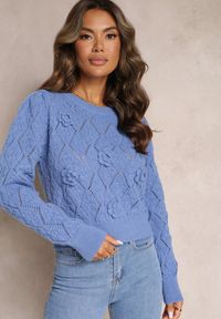 Renee - Niebieski Sweter o Klasycznym Fasonie Ozdobiony Kwiatami 3D z Tkaniny Loraxis. Kolor: niebieski. Materiał: tkanina. Wzór: aplikacja, kwiaty. Styl: klasyczny #1