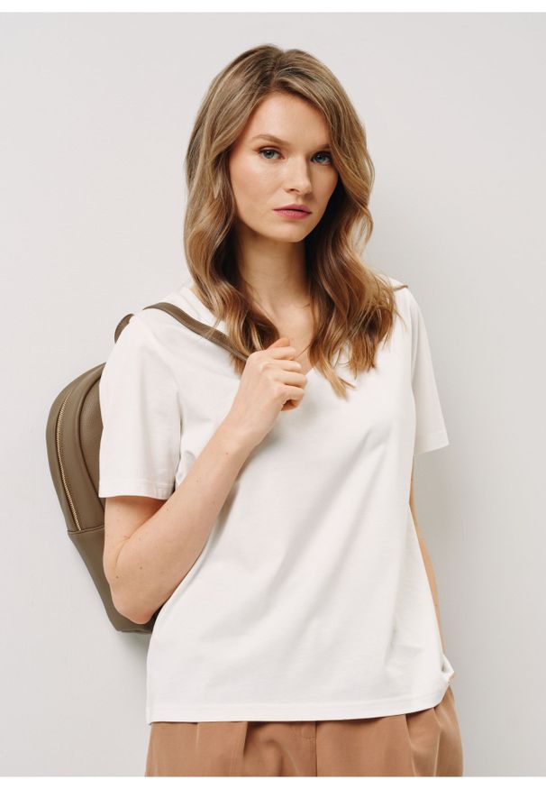 Ochnik - Kremowy T-shirt damski basic. Kolor: biały. Materiał: bawełna