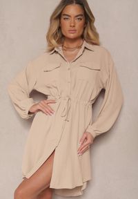 Renee - Ciemnobeżowa Sukienka Koszulowa z Bawełną Ozdobiona Wiązaniem Uladrisa. Okazja: na co dzień. Kolor: beżowy. Materiał: bawełna. Wzór: aplikacja. Typ sukienki: koszulowe. Styl: klasyczny, elegancki, casual #3