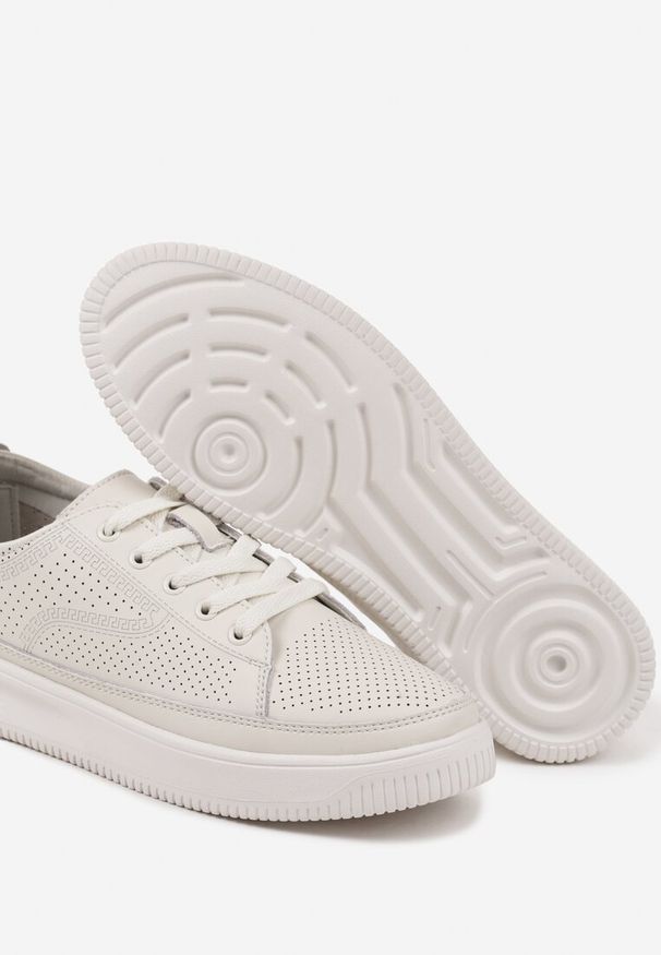 Renee - Białe Sneakersy ze Skóry Naturalnej z Perforacją na Niskiej Platformie Melanitia. Okazja: na spacer, na co dzień. Kolor: biały. Materiał: skóra. Obcas: na platformie. Sport: turystyka piesza, golf