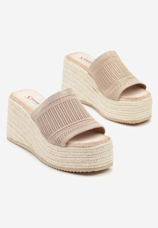 Born2be - Ciemnobeżowe Klapki na Platformie i Koturnie Ozdobione Plecionym Sznurkiem Nurina. Kolor: beżowy. Wzór: aplikacja. Obcas: na koturnie. Styl: boho