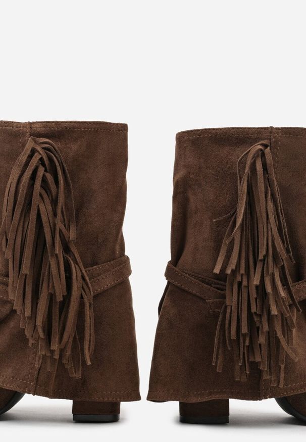 Renee - Brązowe Botki Boho z Cholewką Imitującą Nogawkę i Frędzlami Zaslie. Okazja: na co dzień, na imprezę. Kolor: brązowy. Materiał: skóra, jeans. Szerokość cholewki: normalna. Obcas: na obcasie. Styl: boho. Wysokość obcasa: średni