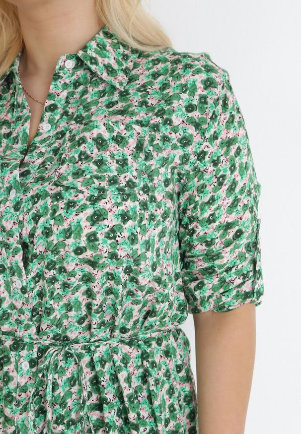 Born2be - Zielona Koszulowa Sukienka Mini w Kwiaty z Materiałowym Paskiem i Podpinanymi Rękawami Isamone. Kolekcja: plus size. Kolor: zielony. Materiał: materiał. Wzór: kwiaty. Sezon: wiosna, lato. Typ sukienki: koszulowe. Długość: mini