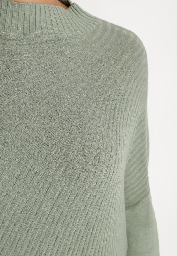 Born2be - Jasnozielony Golf z Wiskozą o Asymetrycznym Kroju i Nietoperzowych Rękawach Reandriael. Okazja: na co dzień, na spotkanie biznesowe. Typ kołnierza: golf. Kolor: miętowy. Materiał: wiskoza. Styl: biznesowy, klasyczny, casual, elegancki