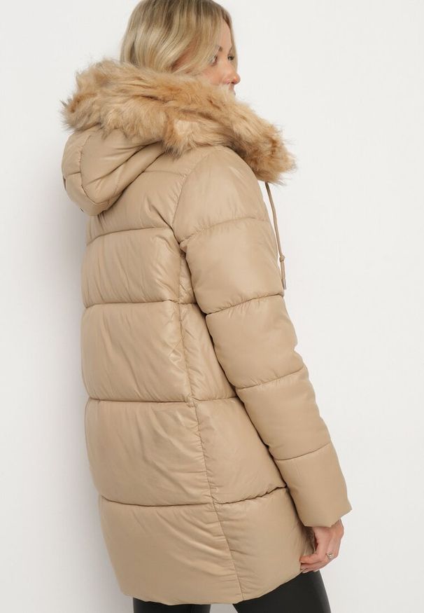 Born2be - Beżowa Pikowana Kurtka o Trapezowym Kroju z Kapturem i Odpinanym Futerkiem Deolaine. Okazja: na co dzień. Typ kołnierza: kaptur. Kolor: beżowy. Materiał: futro. Długość rękawa: długi rękaw. Długość: długie. Styl: elegancki, casual