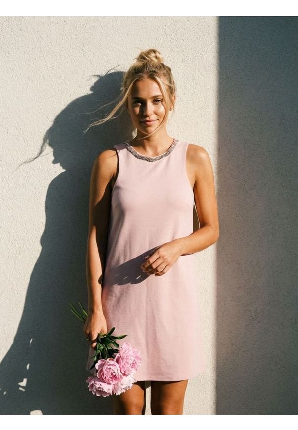 Sinsay - Sukienka mini z ozdobnymi dżetami przy dekolcie - różowy. Kolor: różowy. Długość: mini