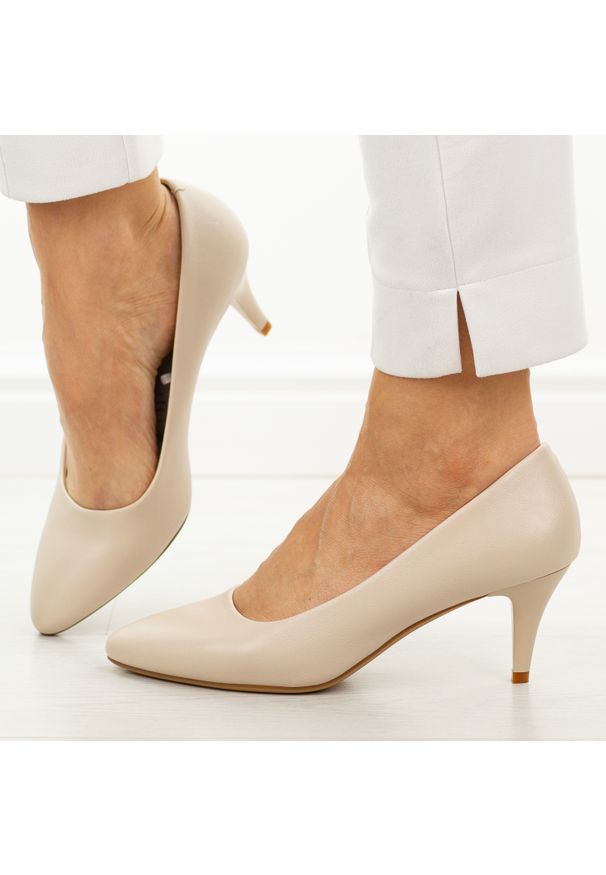 Cieliste czółenka damskie, niskie szpilki Sergio Leone 1379. Okazja: na wesele, na ślub cywilny. Materiał: skóra. Szerokość cholewki: normalna. Obcas: na szpilce. Styl: klasyczny, elegancki