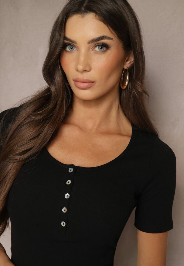 Renee - Czarny Bawełniany T-shirt Prążkowany z Guzikami Florvivi. Okazja: na co dzień. Kolor: czarny. Materiał: bawełna, prążkowany. Styl: casual, sportowy