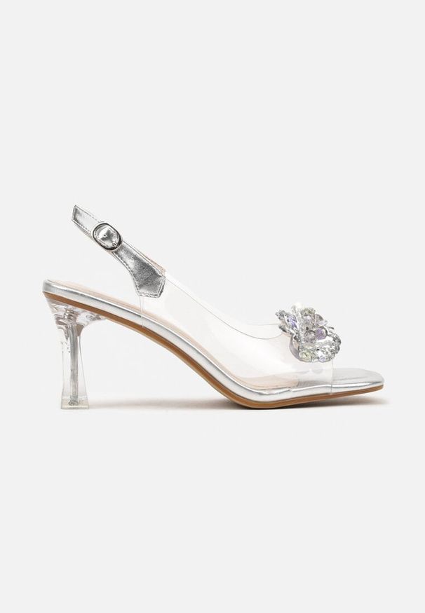 Renee - Srebrne Transparentne Sandały Peep Toe na Szpilce z Odkrytą Piętą i Ozdobną Aplikacją Giggie. Nosek buta: otwarty. Zapięcie: sprzączka. Kolor: srebrny. Wzór: aplikacja. Obcas: na szpilce. Styl: wizytowy
