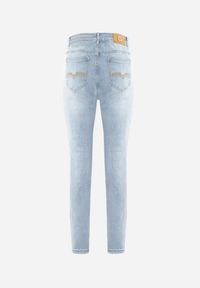Born2be - Jasnoniebieskie Jeansy o Dopasowanym Fasonie z Regularną Talią i Przetarciami Arinle. Okazja: na co dzień. Kolor: niebieski. Styl: klasyczny, casual