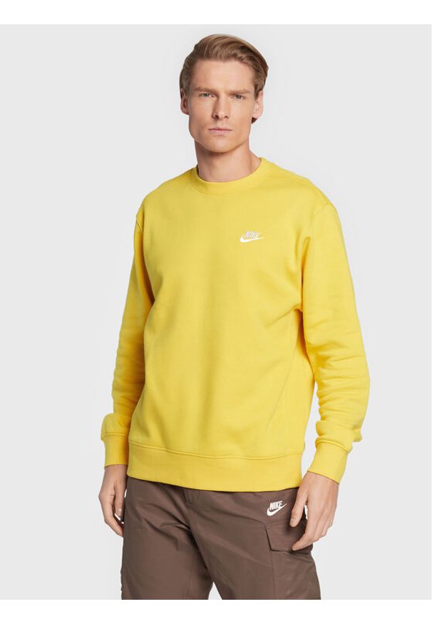 Nike Bluza Nsw Club BV2662 Żółty Standard Fit. Kolor: żółty. Materiał: bawełna