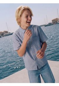 Big-Star - Koszula chłopięca oversize w prążek niebieska Wenling 401. Okazja: na co dzień. Kolor: niebieski. Materiał: bawełna, tkanina, len. Długość rękawa: krótki rękaw. Długość: krótkie. Wzór: prążki. Sezon: lato. Styl: elegancki, klasyczny, casual #6