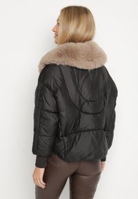 Born2be - Czarna Pikowana Kurtka o Pudełkowym Kroju z Kapturem z Futerkiem Rivitta. Okazja: na co dzień, do pracy, na spotkanie biznesowe. Typ kołnierza: kaptur. Kolor: czarny. Materiał: futro. Wzór: aplikacja, paski. Styl: biznesowy, klasyczny, casual, elegancki #2