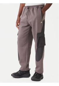 Adidas - adidas Spodnie dresowe JV8022 Brązowy Regular Fit. Kolor: brązowy. Materiał: bawełna
