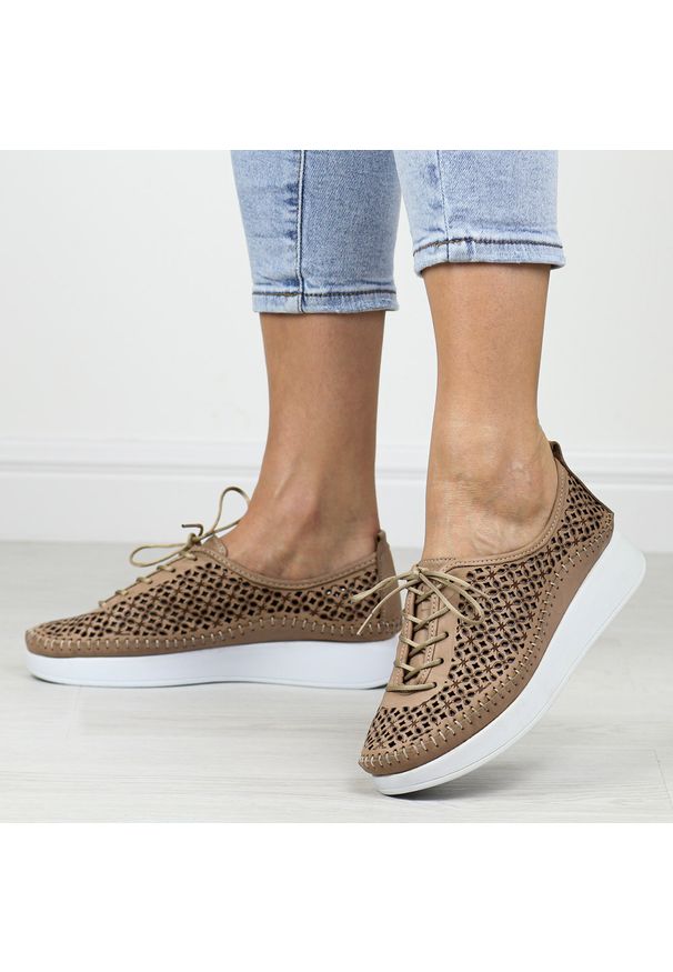 Beżowe skórzane półbuty damskie T.Sokolski 714. Okazja: na co dzień. Zapięcie: sznurówki. Kolor: beżowy. Materiał: skóra. Szerokość cholewki: normalna. Sezon: wiosna, lato. Styl: casual, klasyczny