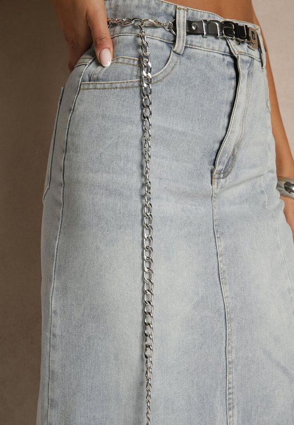 Renee - Jasnoniebieska Jeansowa Spódnica z Bawełny z Łańcuchem Lilurea. Okazja: na co dzień. Kolor: niebieski. Materiał: jeans, bawełna. Styl: klasyczny, elegancki, casual