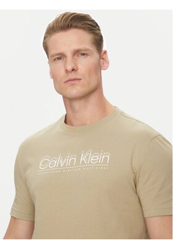 Calvin Klein T-Shirt Double Logo K10K114149 Beżowy Regular Fit. Kolor: beżowy. Materiał: bawełna