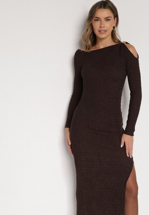 Born2be - Brązowa Dopasowana Sukienka z Metaliczną Ozdobą na Ramieniu Reilara. Kolor: brązowy. Wzór: aplikacja. Styl: elegancki