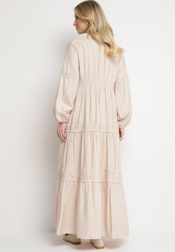 Born2be - Beżowa Rozkloszowana Sukienka z Wiskozy Zdobiona Koronką Gonireth. Okazja: na co dzień, na spacer. Typ kołnierza: dekolt w kształcie V. Kolor: beżowy. Materiał: wiskoza, koronka. Długość rękawa: długi rękaw. Wzór: aplikacja, koronka. Styl: casual, elegancki, klasyczny