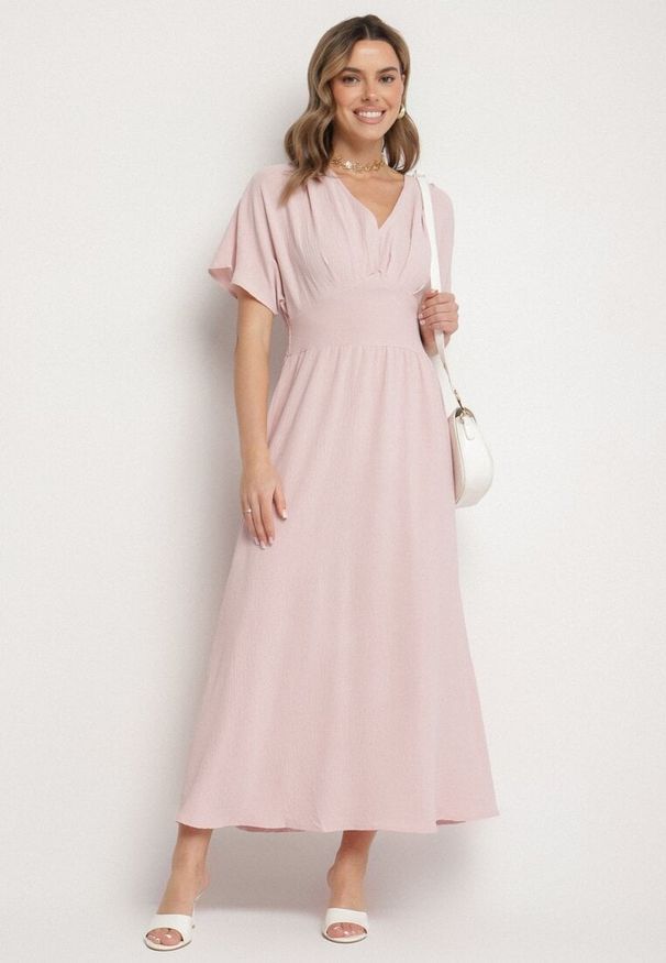 Born2be - Jasnoróżowa Rozkloszowana Sukienka z Gumką w Talii i Dekoltem w Serek Iffara. Okazja: na spotkanie biznesowe, do pracy, na co dzień. Typ kołnierza: dekolt w serek. Kolor: różowy. Styl: casual, biznesowy