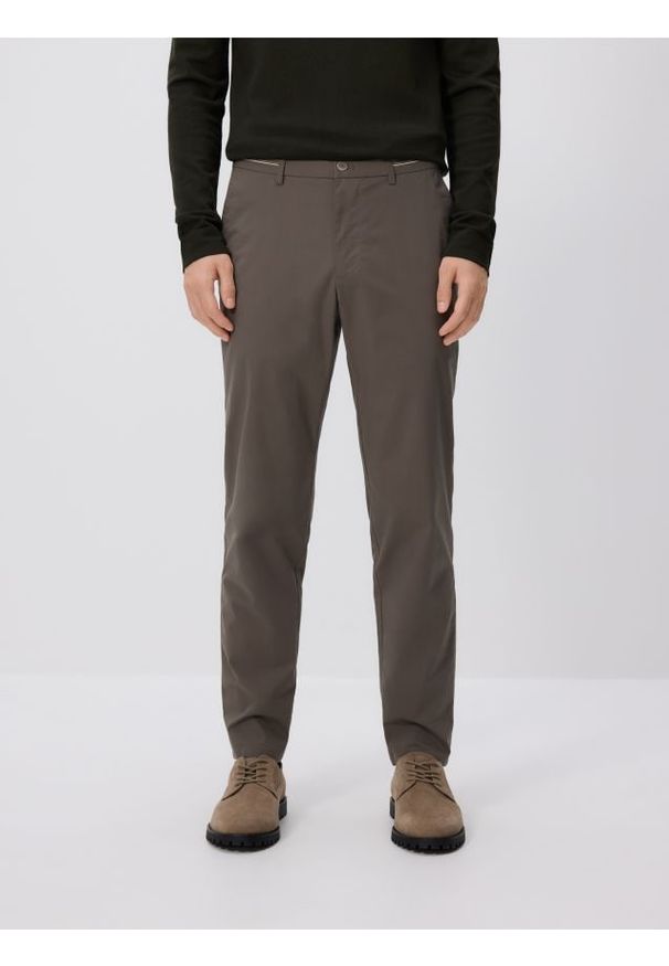 Reserved - Gładkie spodnie chino slim - khaki. Kolor: brązowy. Materiał: tkanina, bawełna. Wzór: gładki