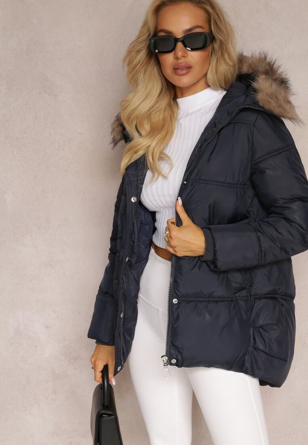 Renee - Granatowa Kurtka Pikowana z Kapturem i Ozdobnym Futerkiem Mavuna. Okazja: na co dzień. Typ kołnierza: kaptur. Kolor: niebieski. Materiał: futro. Sezon: zima. Styl: casual, elegancki
