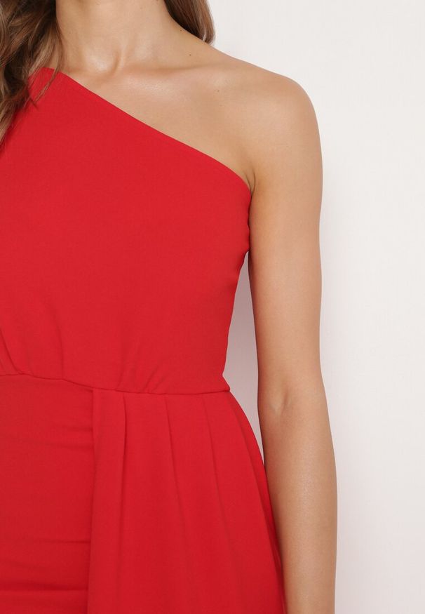 Born2be - Czerwona Wieczorowa Sukienka o Asymetrycznym Kroju na Jedno Ramię z Trenem z Boku Basalia. Okazja: na co dzień, na imprezę. Kolor: czerwony. Typ sukienki: asymetryczne. Styl: wizytowy