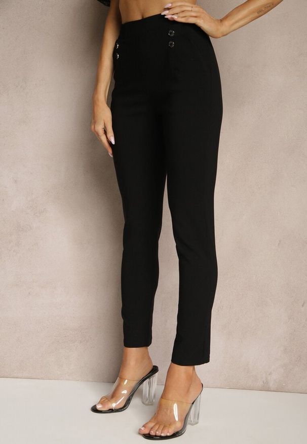 Renee - Czarne Spodnie z Wiskozą High Waist z Ozdobnymi Guzikami Redillia. Okazja: na co dzień, na spotkanie biznesowe. Stan: podwyższony. Kolor: czarny. Materiał: wiskoza. Styl: biznesowy, klasyczny, elegancki, casual