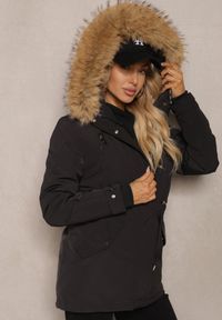 Renee - Czarna Kurtka Parka Mocno Ocieplana z Futerkiem przy Kapturze z Możliwością Odpięcia Sialthira. Okazja: na co dzień. Kolor: czarny. Materiał: futro. Sezon: zima, jesień. Styl: elegancki, casual #4